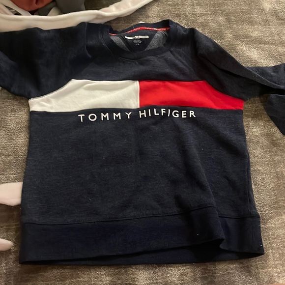 Tommy Hilfiger Tops - Tommy Hilfiger sweatshirt